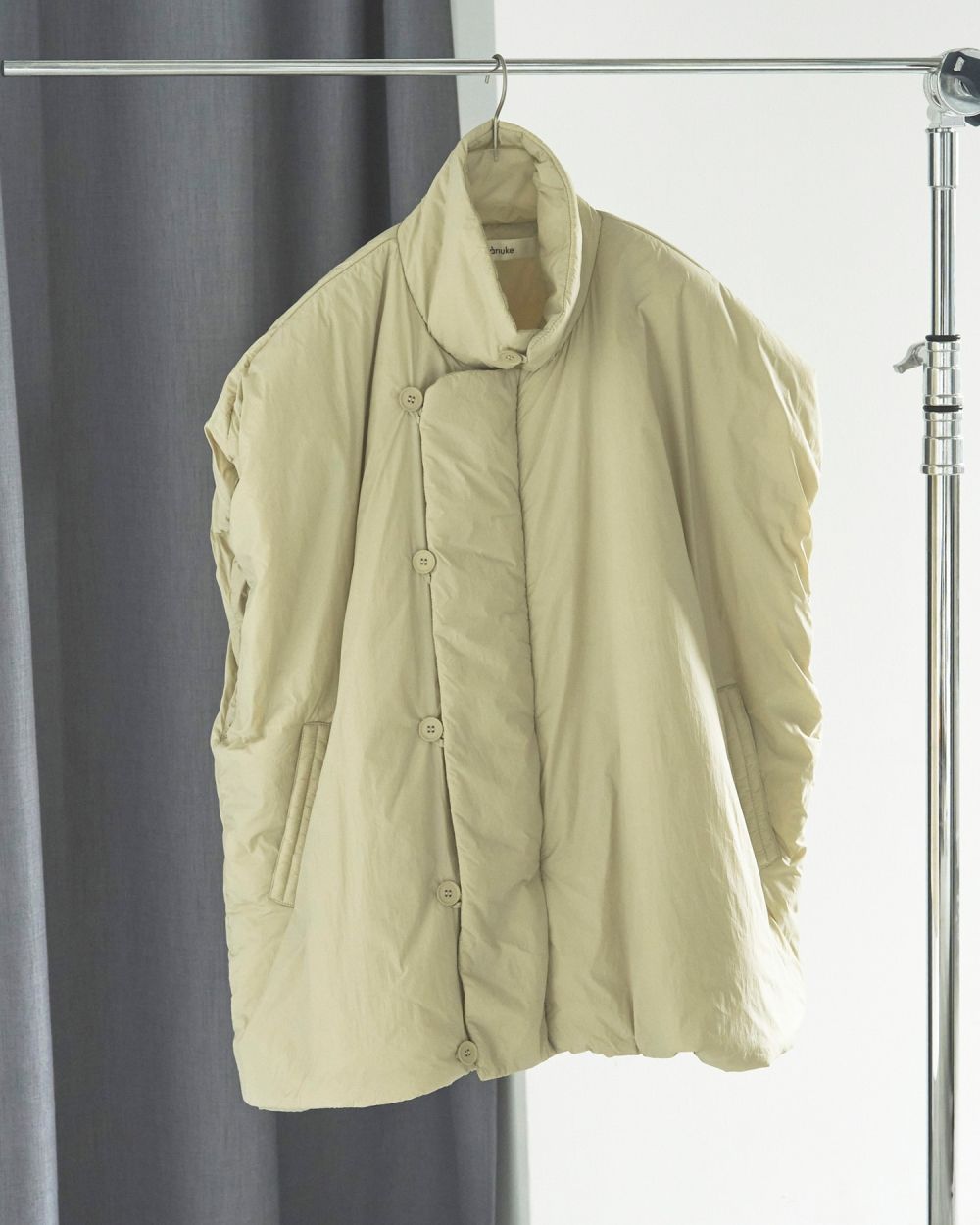 【25AW】Volume Over Vest / ボリューム オーバーパファベスト (クリーム)