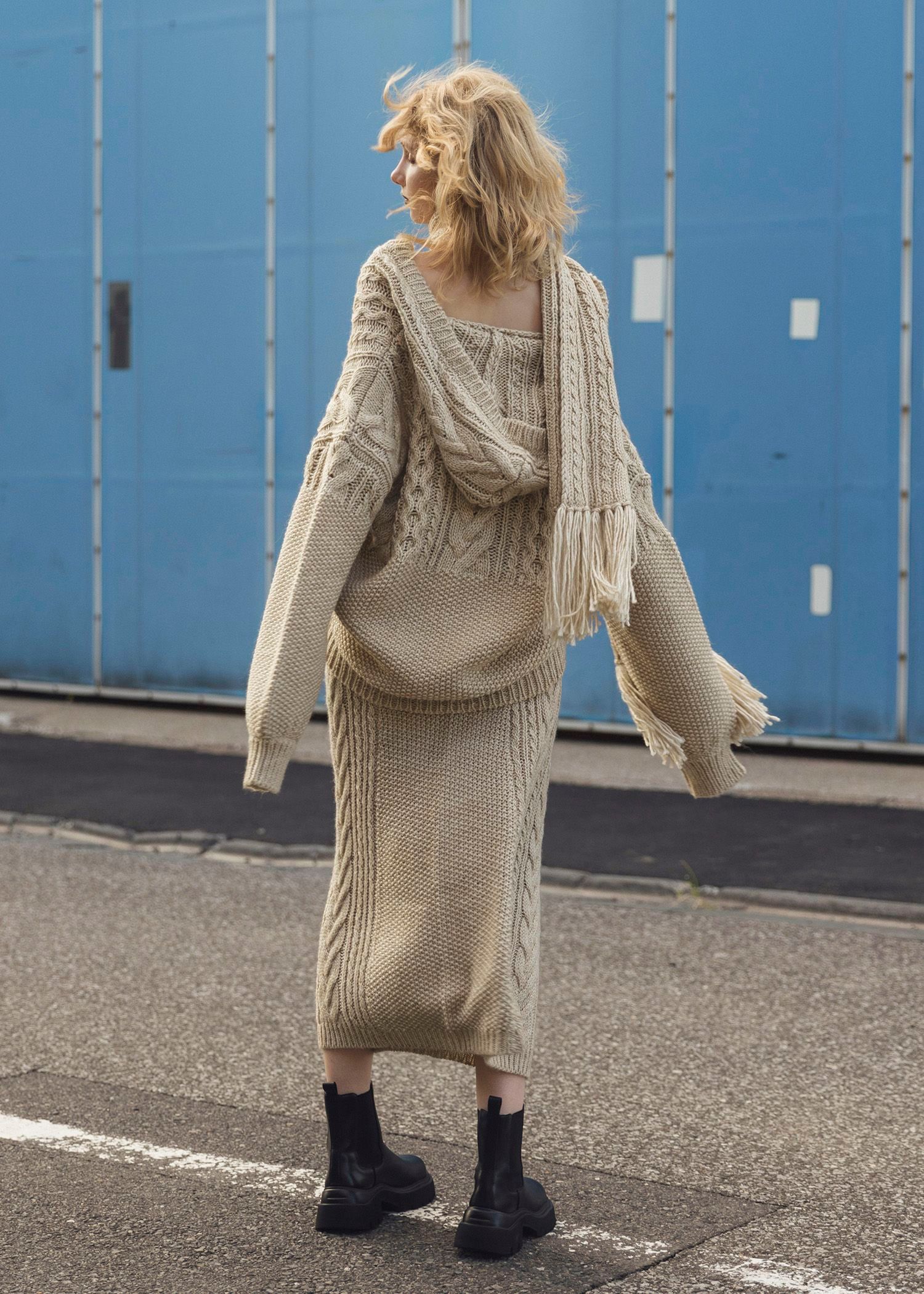 skipper hoodie cable muff pocket knit / スキッパー ケーブルニットフーディ (タン) / 25AW