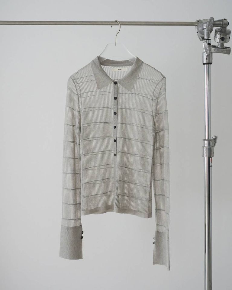 細番手の糸で仕上げたハリ抜きの編み地をベースに、ライン部分はストレッチ糸を使うことで膨らみを出し、立体的なボーダー柄に。