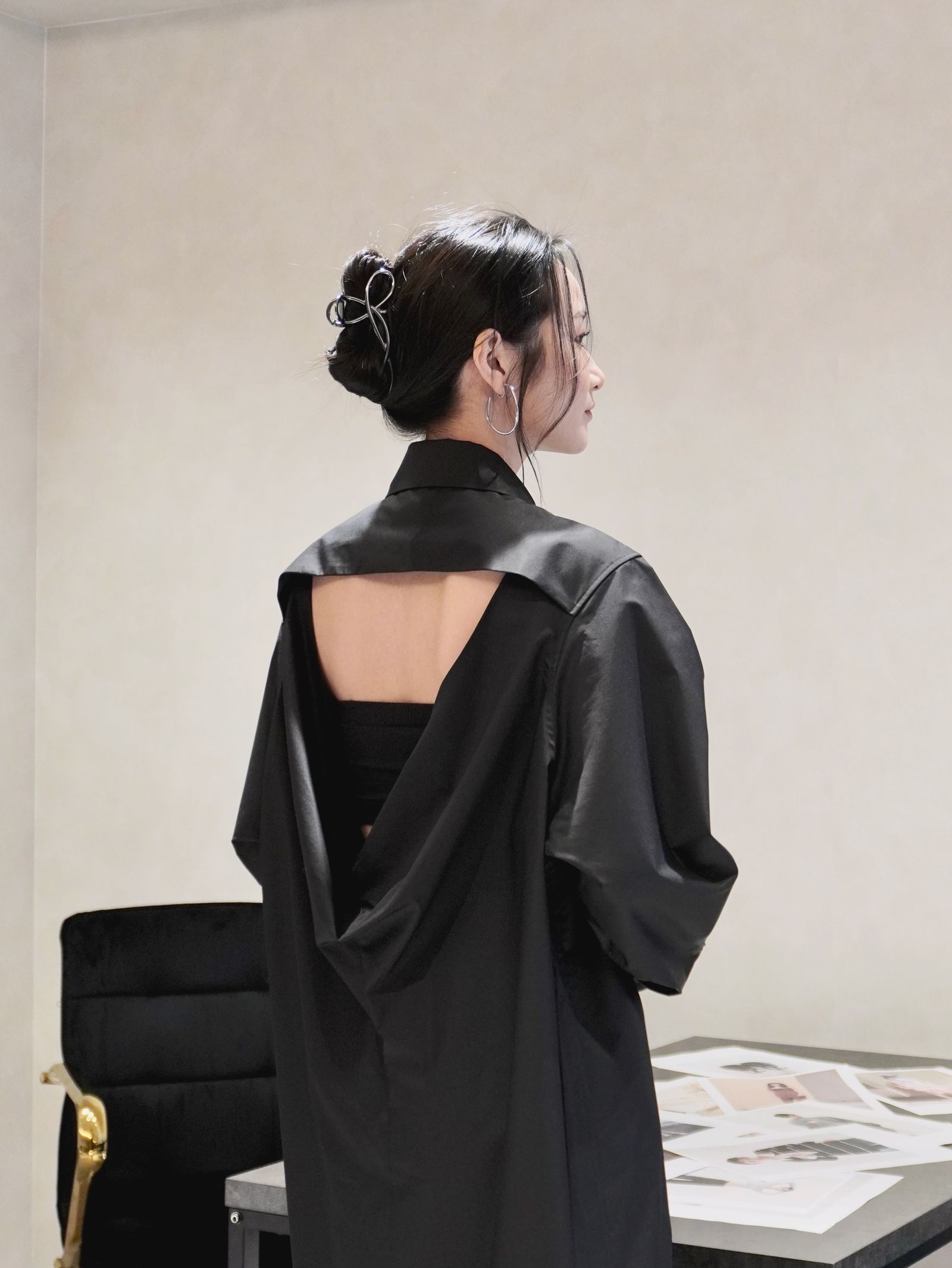 CINOH - 【25SS】DRAPE SHIRT DRESS / バックドレープシャツ