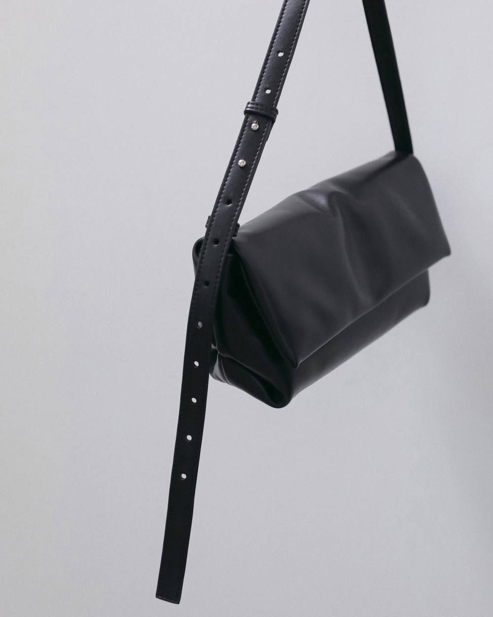 エコレザーラップバッグ (ブラック) Ecoleather Wrap Bag (Black) / 26AW 【6月29日まで期間限定予約】
