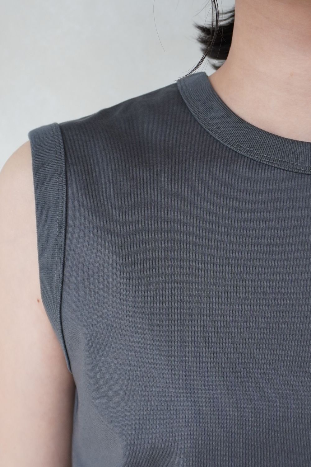 REFINA SLEEVELESS T-SHIRT / リフィナスリーブレスTシャツ (グレー)