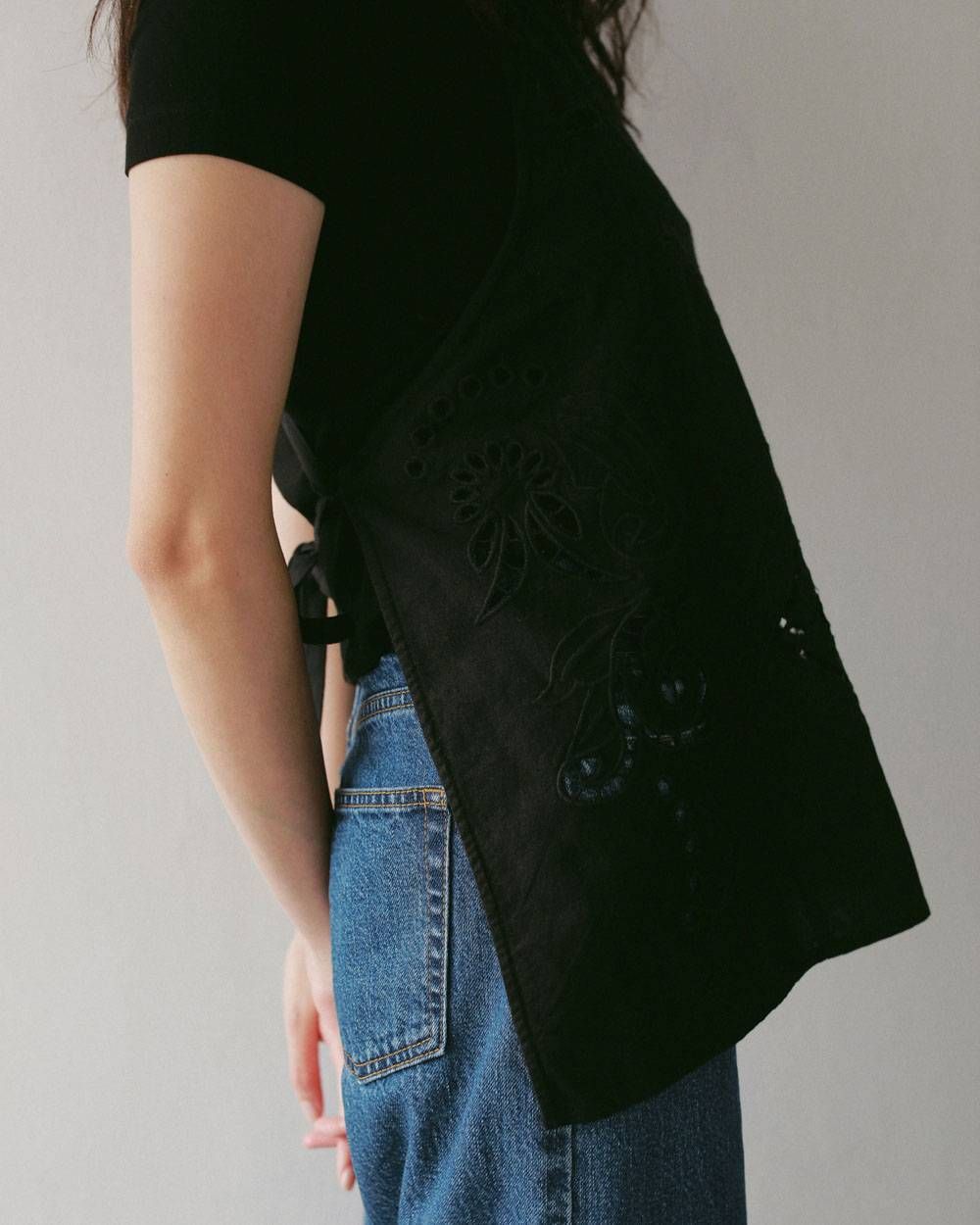 カットワークレースエプロン (ブラック) Cutwork Lace Apron (Black) / 27SS
