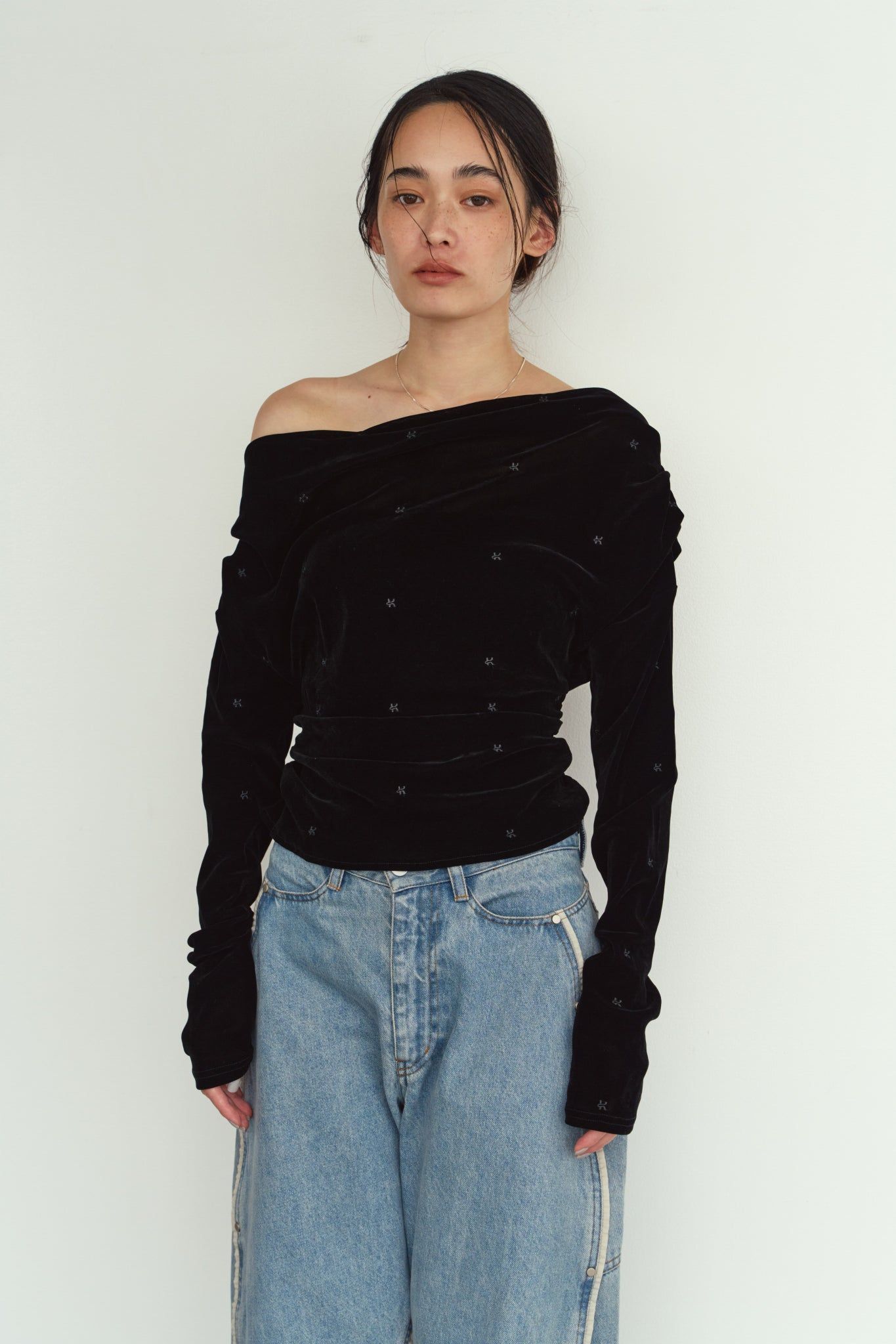 オフショルダー ベロアトップス (ブラック) off shoulder velour top (Black) / 26AW