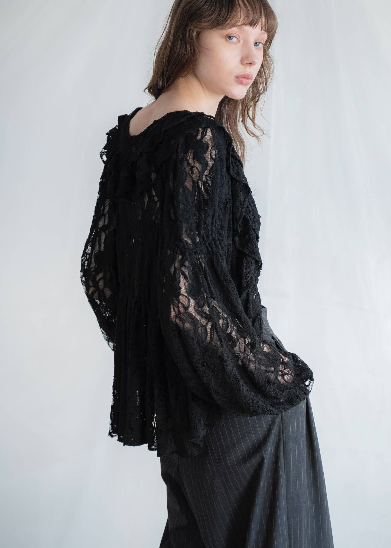 ボリュームスリーブ レースブラウス (ブラック) tiered frill neck volume sleeve lace BL (Black) /  26SS