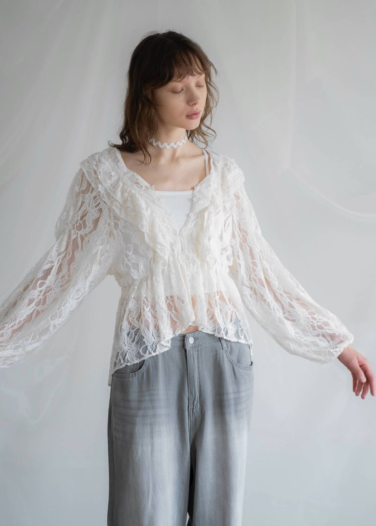 ワンピースなどに羽織るのももちろん、デニムやワイドパンツなどのカジュアルなアイテムとも好相性