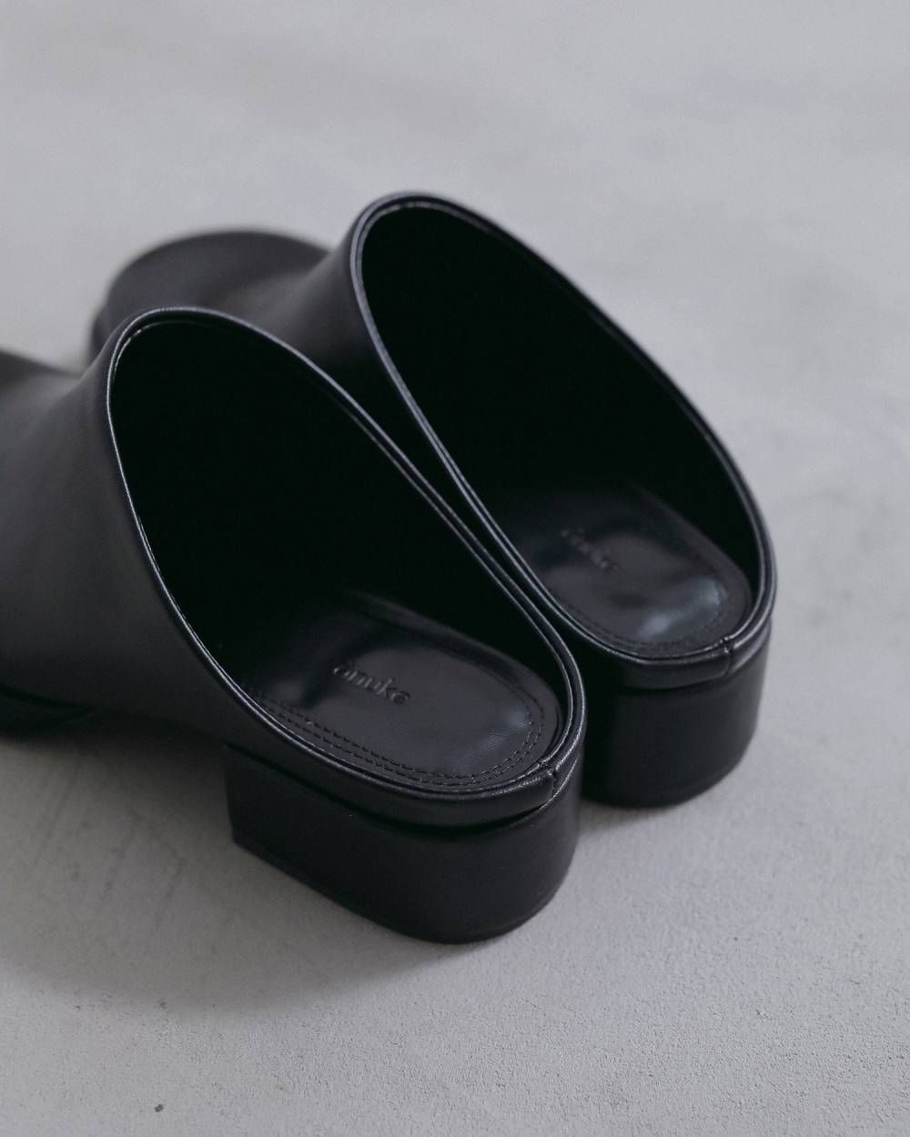 スクエアヒールスリッポン (ブラック) Square Heel Slip-on (Black) / 26AW 【6月29日まで期間限定予約】