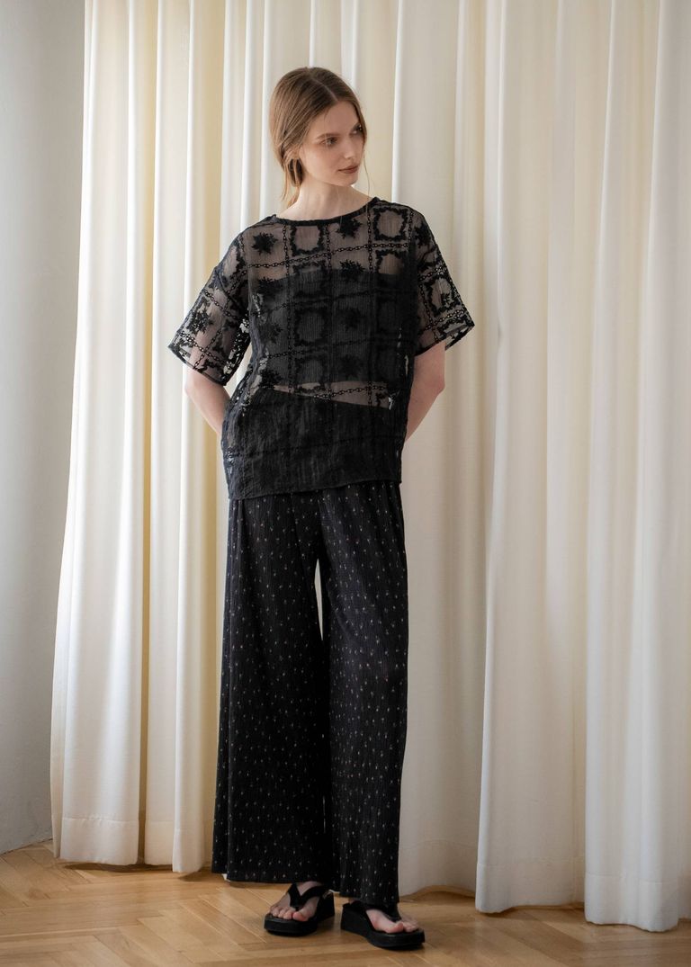 チューブトップをインナーとして、レースTシャツの上から重ねて印象を変えてそれぞれ単体使いでも幅広くお使いいただけます