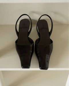スクエアトゥ エナメル パンプス (ブラック) Squaretoe Enamel Pumps (Black) /  26SS