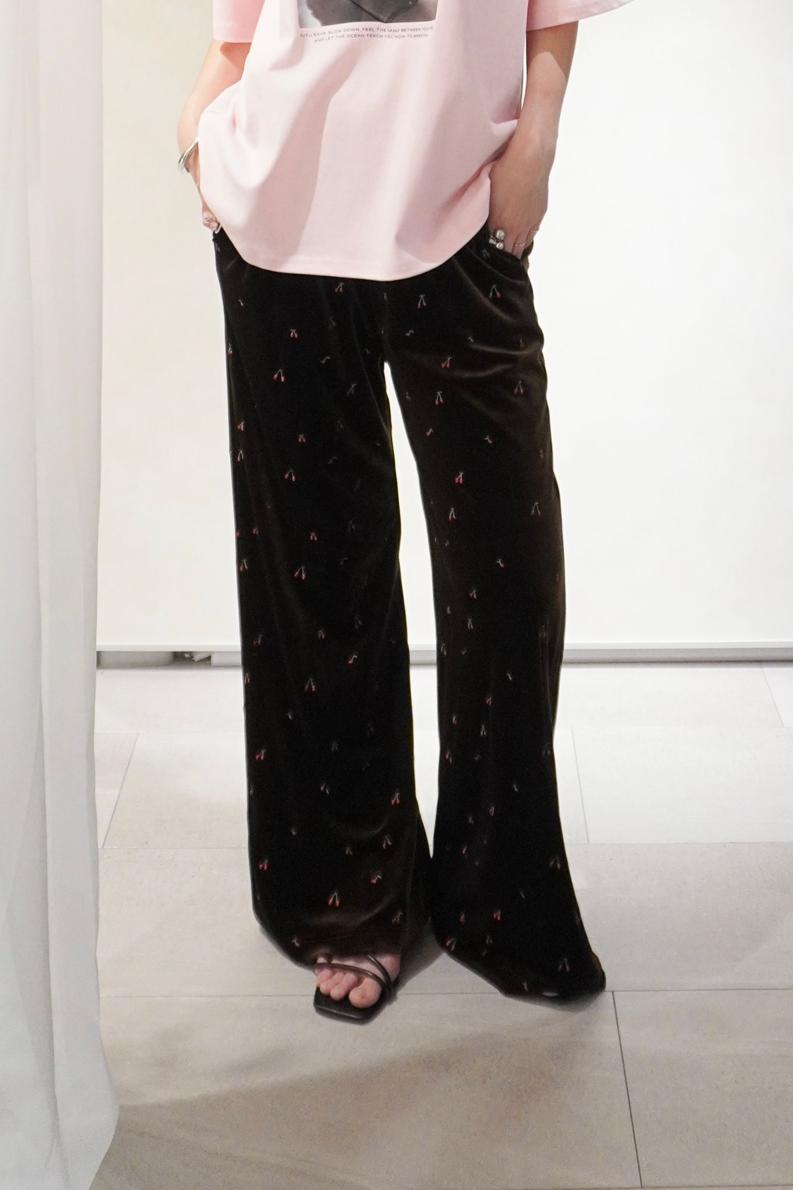 チェリーエンブロイダリーベロアパンツ (ブラウン) Cherry Embroidered Velour Pants (Brown) /  26SS