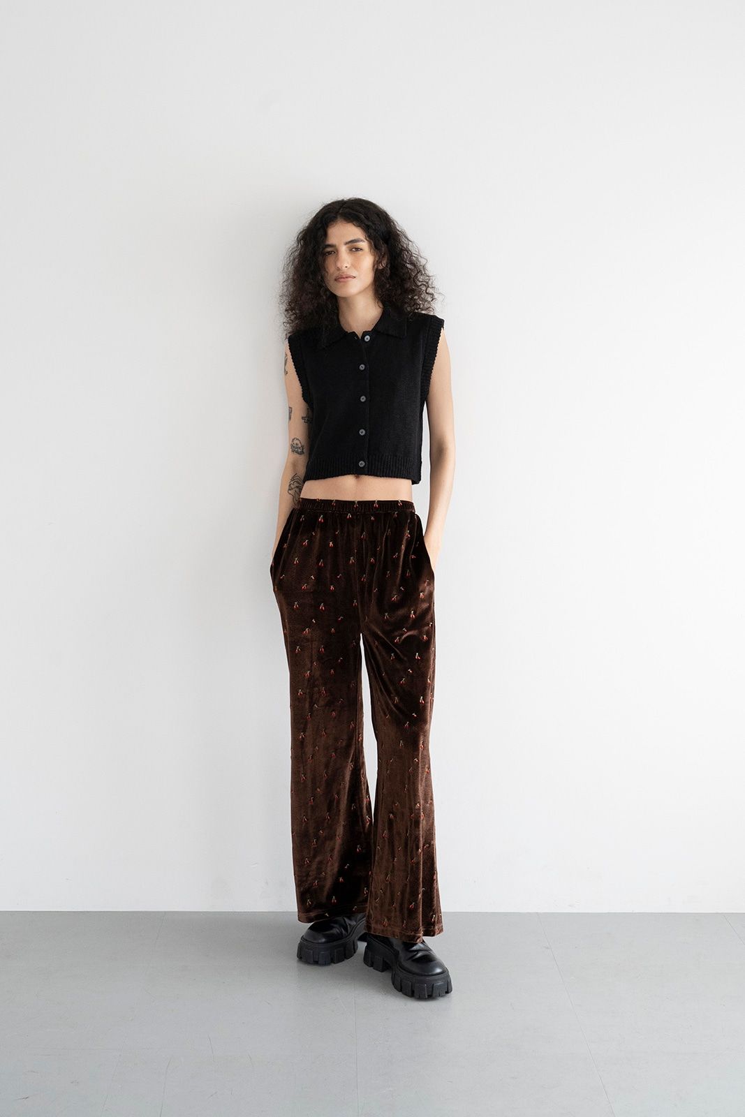 チェリーエンブロイダリーベロアパンツ (ブラウン) Cherry Embroidered Velour Pants (Brown) /  26SS
