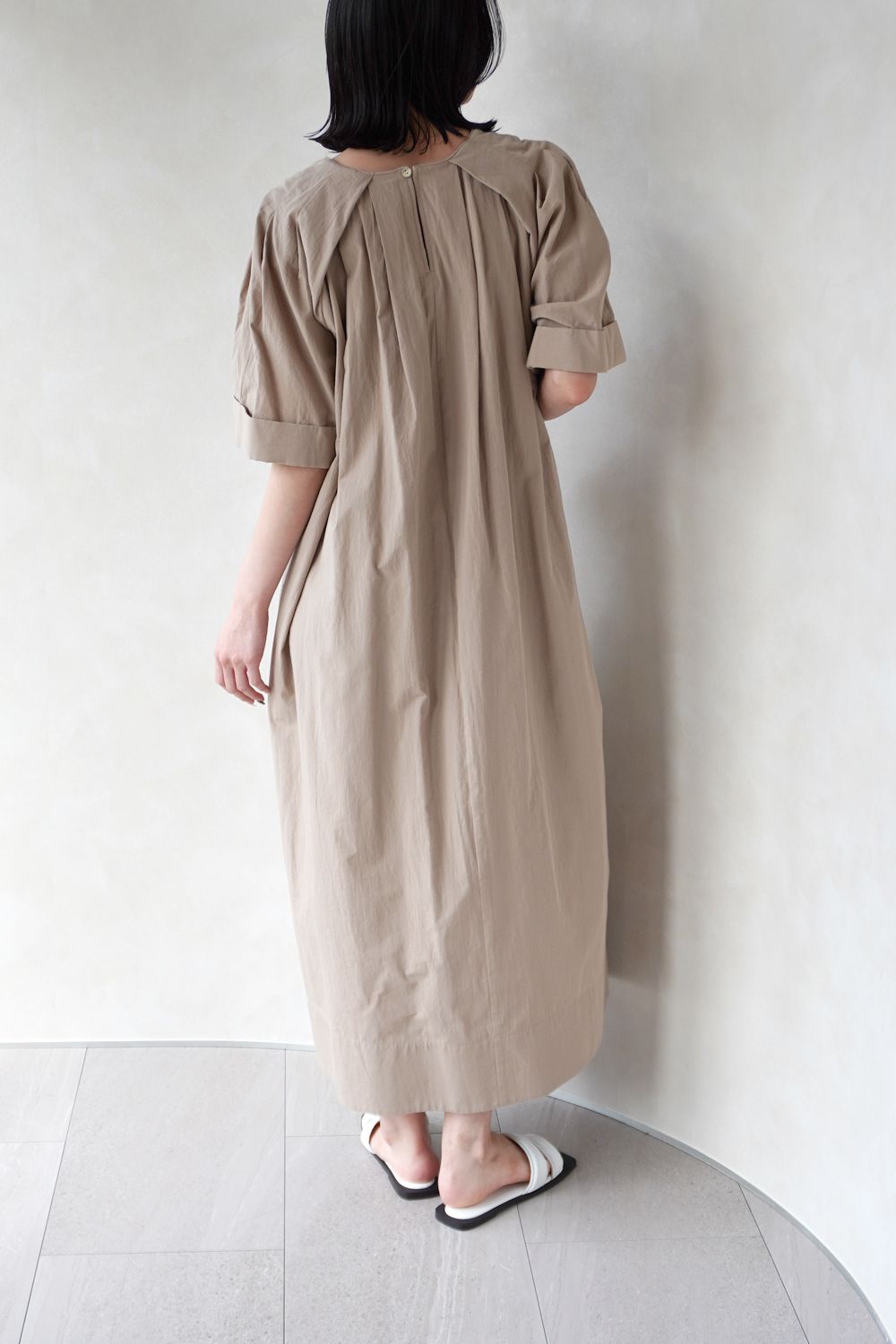 TACK SLEEVE COTTON DRESS / タックスリーブコットンドレス (ベージュ)