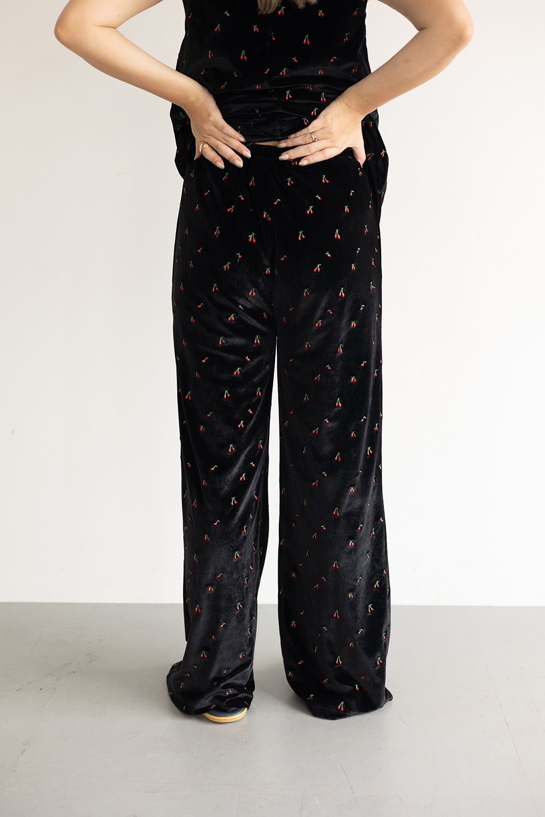 チェリーエンブロイダリーベロアパンツ (ブラック) Cherry Embroidered Velour Pants (Black) /  26SS