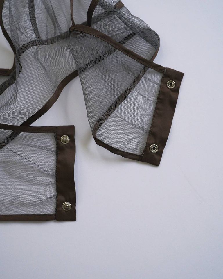 後ろの金属スナップで着脱可能です。