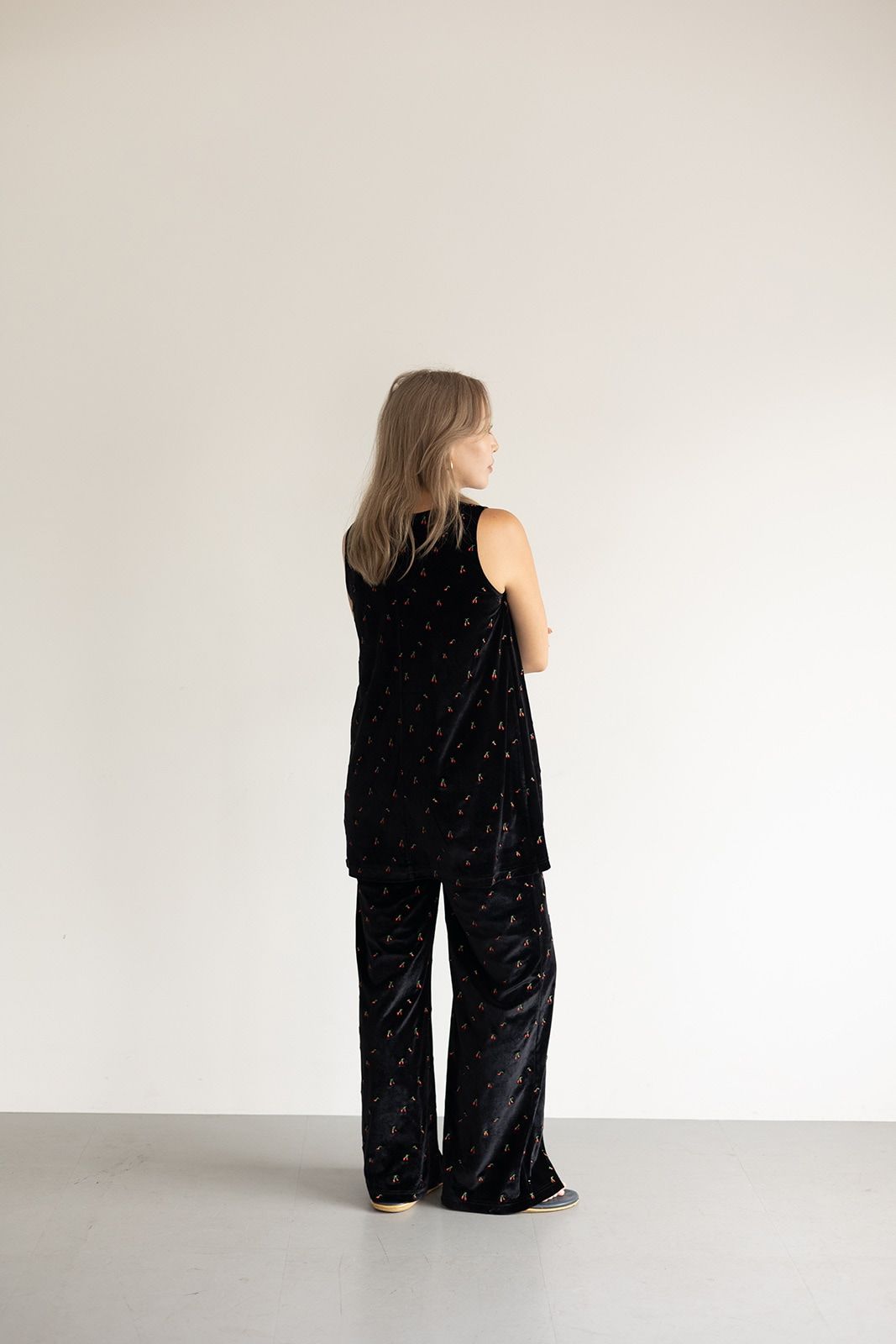 チェリーエンブロイダリーベロアチュニック (ブラック) Cherry Embroidered Velour Tunic (Black) /  26SS