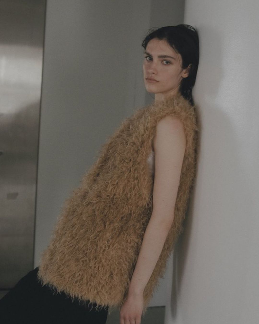 【先行予約】【26TH-18】カーリーファーベスト (マスタード) Curly Fur Vest (Mustard) /  エコファー  /  フェイクファー 【受注期間6/14 23:59まで】