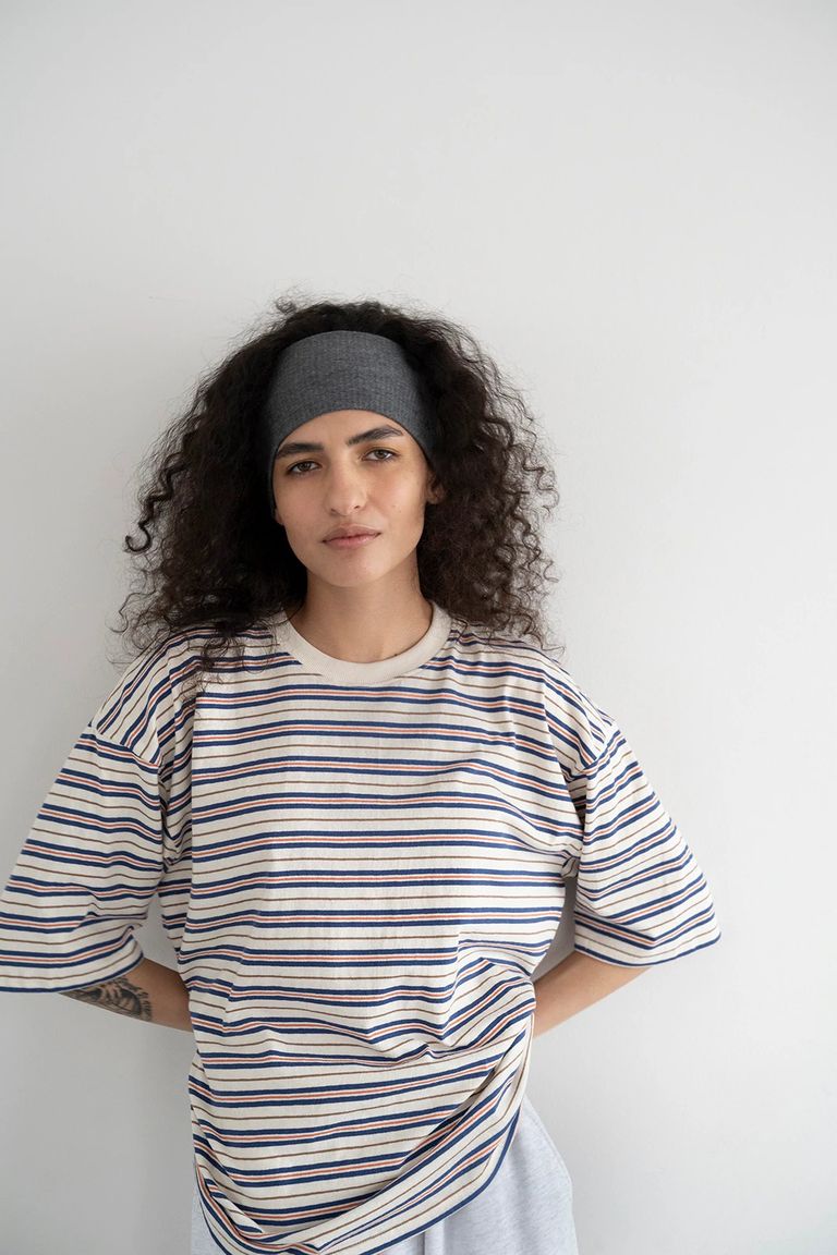 ベーシックで使いやすいゆったりシルエットのTシャツ。
コーディネートのアクセントとして使えるマルチボーダー柄を採り入れました。