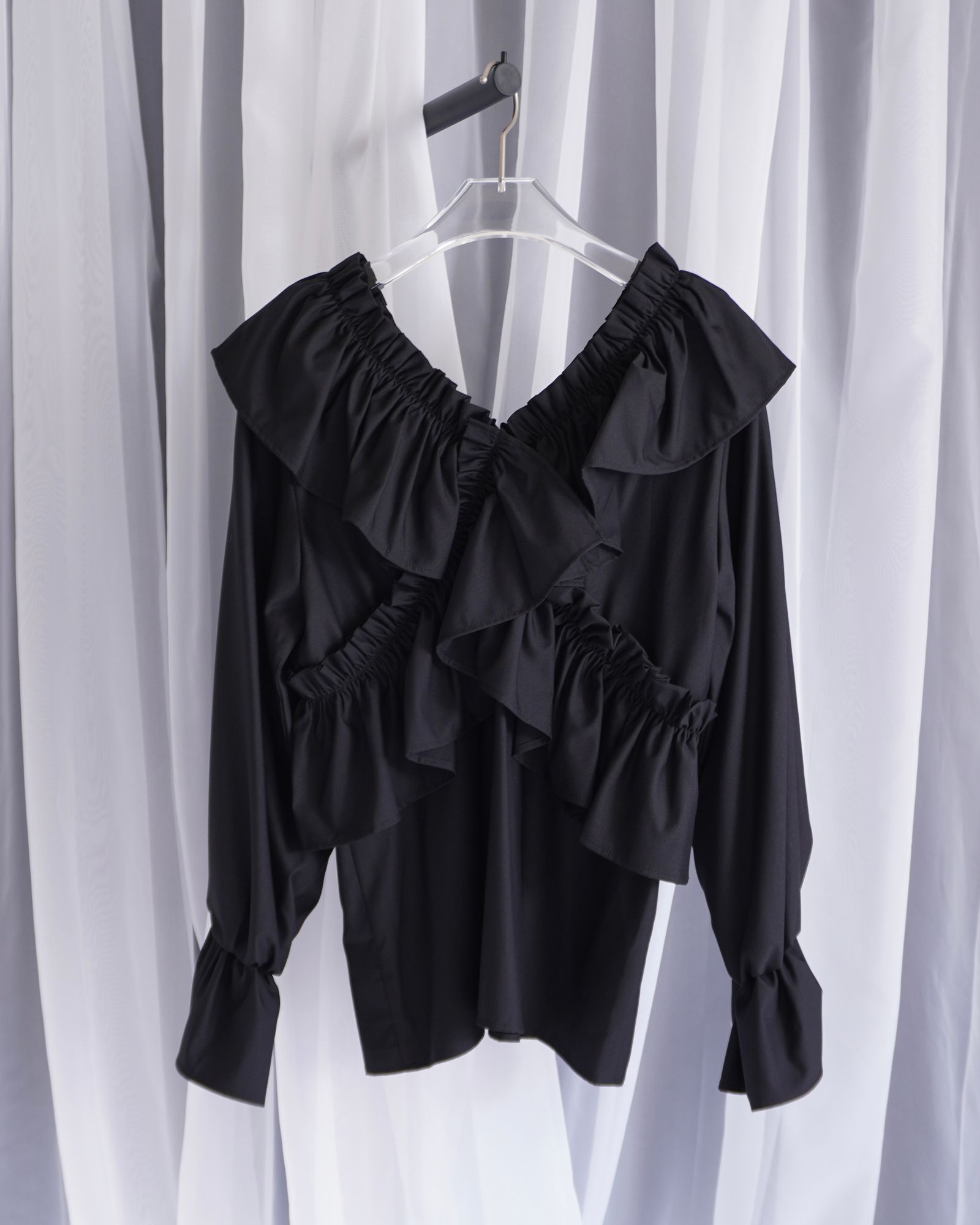frill cross asymmetry BL / フリルクロス アシンメトリーブラウス (ブラック) / 25AW