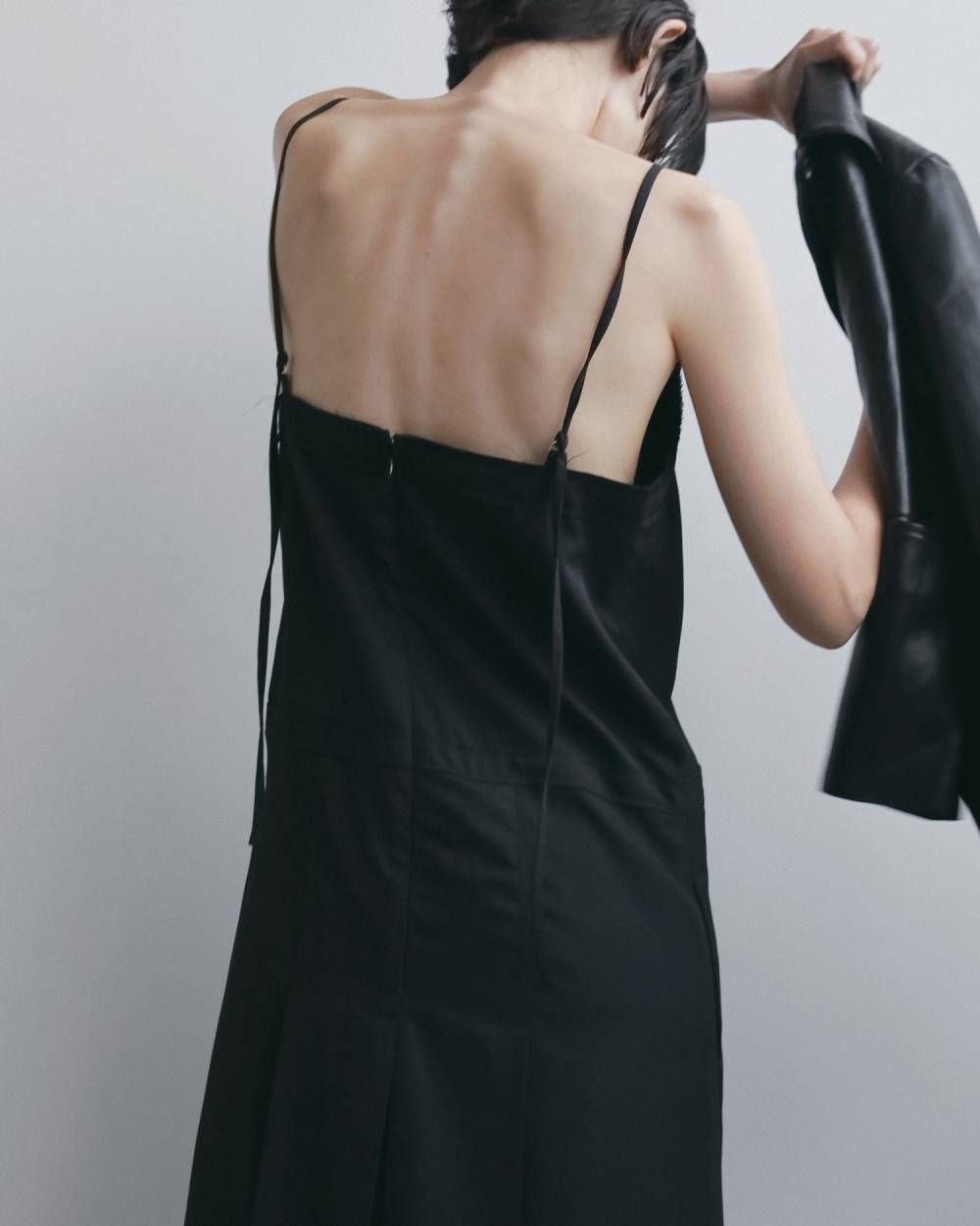 プリーツ キャミソールワンピース (ブラック) Pleats Camisole Onepiece (Black) / 26AW 【6月29日まで期間限定予約】