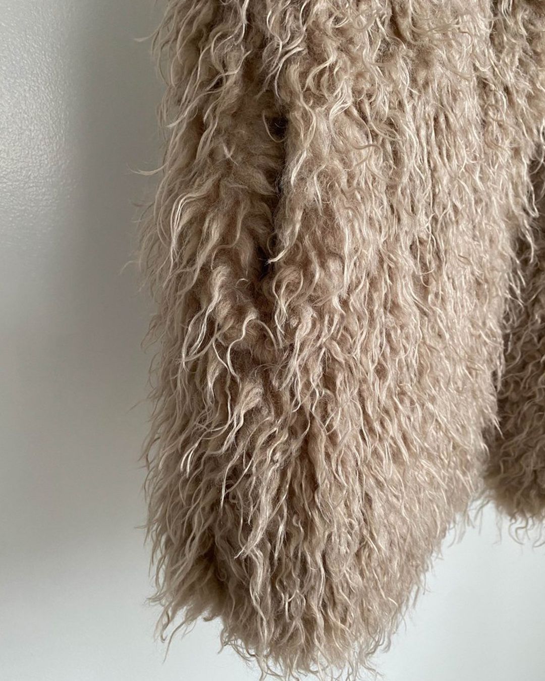 【先行予約】【26TH-18】カーリーファーベスト (グレージュ) Curly Fur Vest (Graige) /  エコファー  /  フェイクファー 【受注期間6/14 23:59まで】