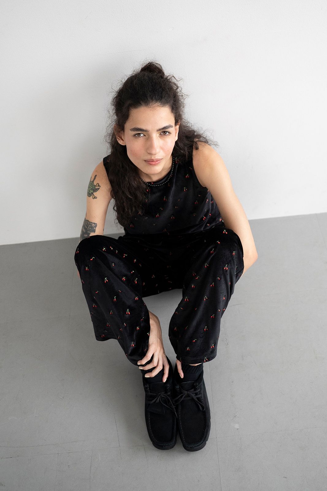 チェリーエンブロイダリーベロアチュニック (ブラック) Cherry Embroidered Velour Tunic (Black) /  26SS