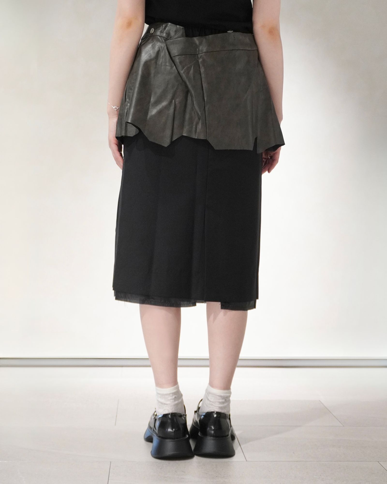 レイヤード ミディアム丈スカート (レザーブラック) cut layered mid length skirt (Leatherblack) /  26SS