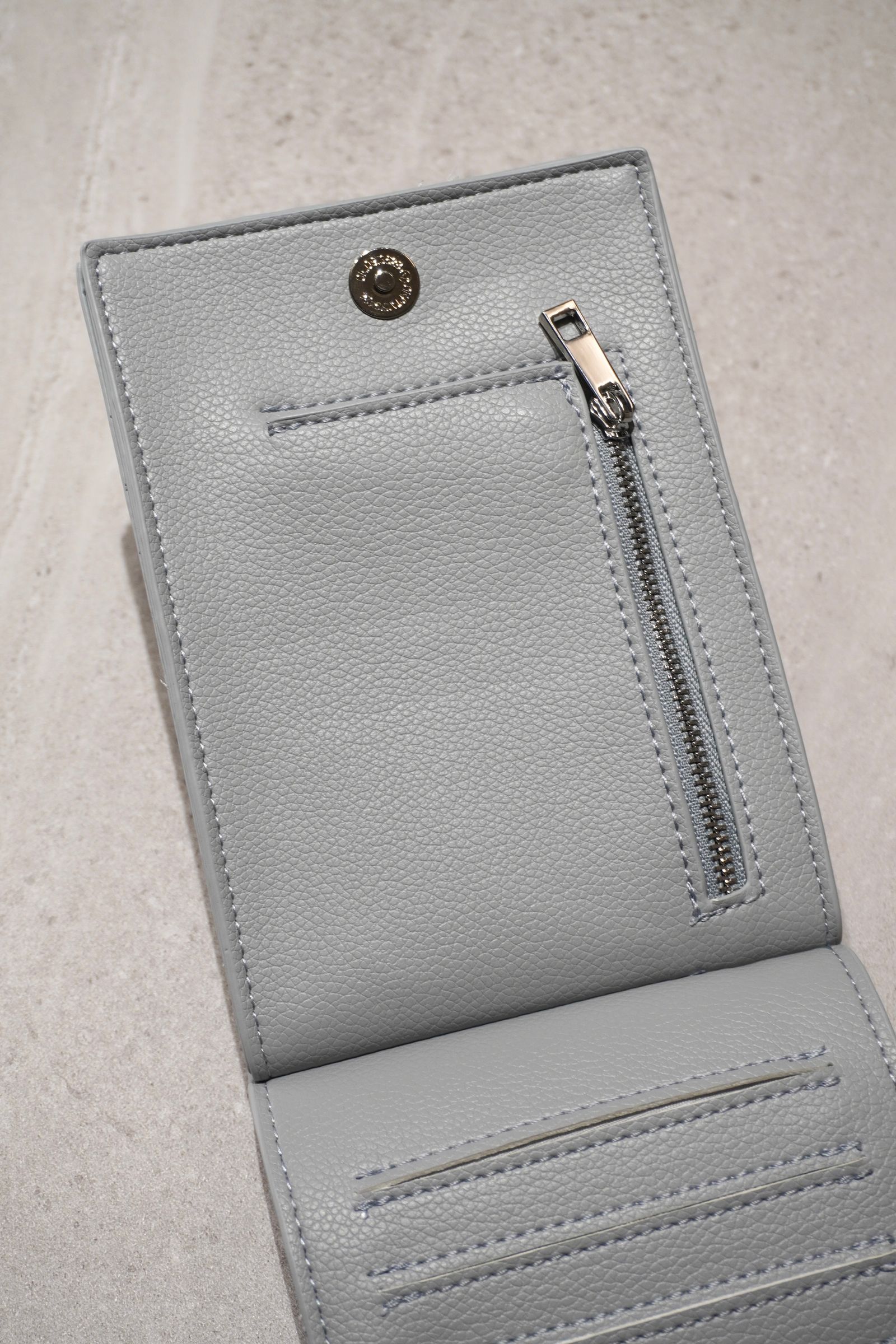 RECYCLING LEATHER MULTI MOBILE POUCH / リサイクルレザーマルチモバイルポーチ (ライトグレー) スマホショルダー/コインケース・カードホルダー付き / 取り外し可能