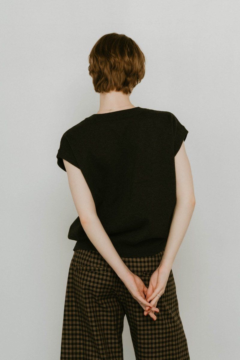 Vneck logo knit vest / Vネック ロゴニットベスト (チャコール) / 25SS
