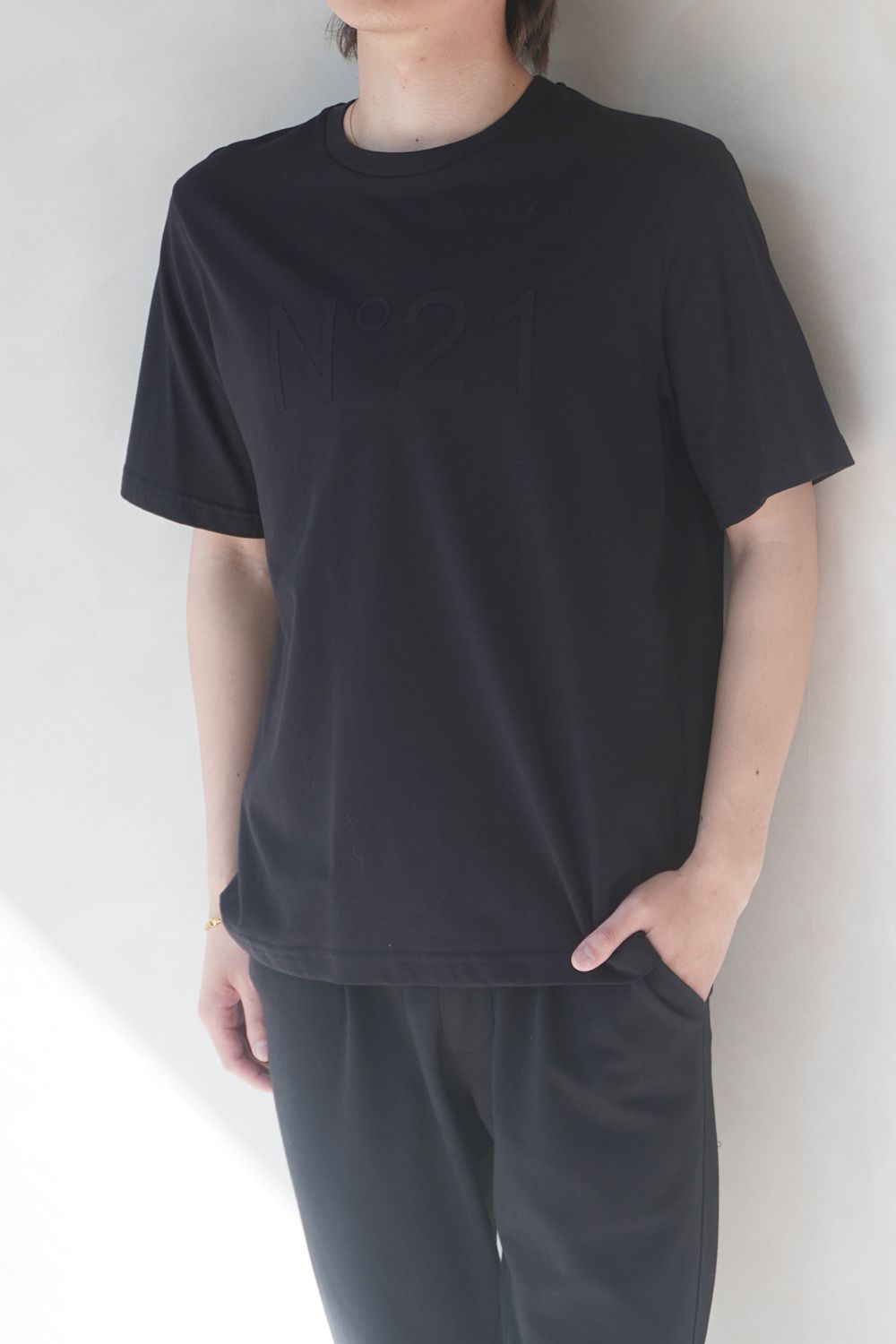 N°21 - EMBOSSED LOGO T-SHIRT / エンボスロゴT / ユニセックス (ブラック) | Sir online store /  サー オンラインストア