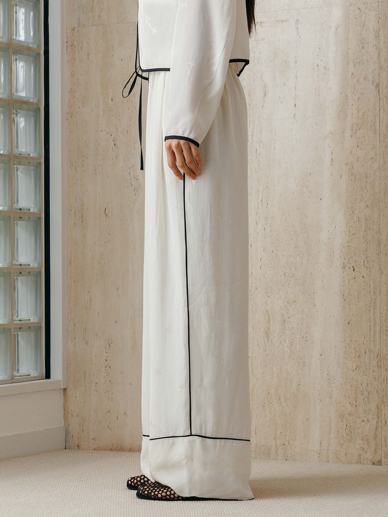 繊細な織り柄と、上品な艶感が魅力の一枚です。
ウェストはドローストリングス仕様でストレスフリーな履き心地。