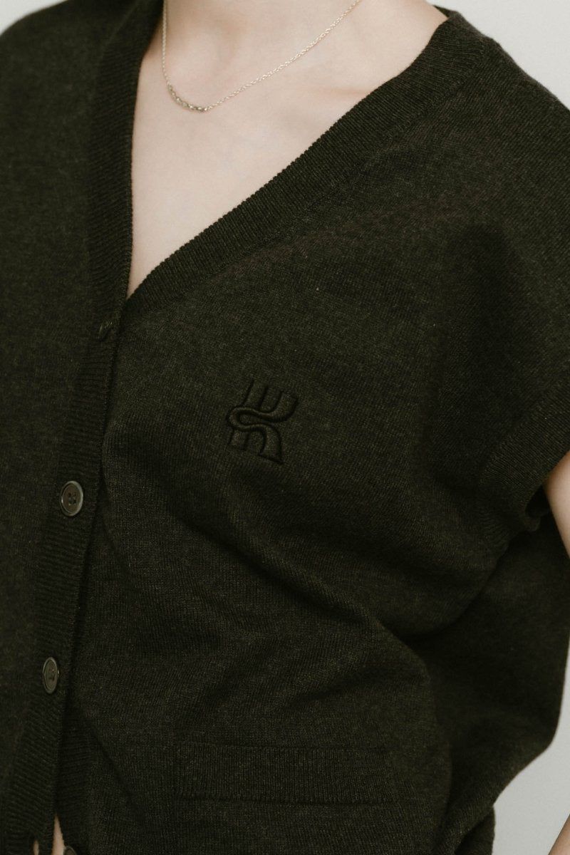 Vneck logo knit vest / Vネック ロゴニットベスト (チャコール) / 25SS
