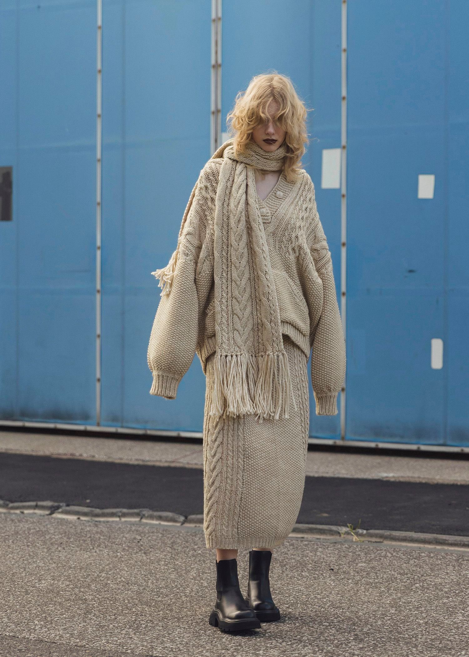 coarse knit cable fringe muffler / フリンジケーブルニットマフラー (タン) / 25AW