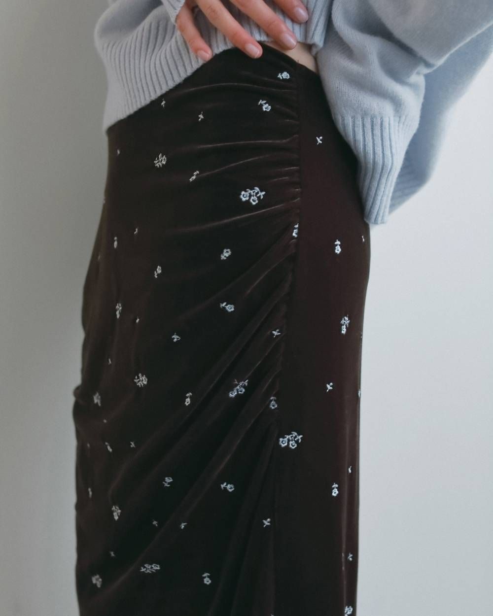 エンブロイダリー フラワーベロアスカート (ブラウン) Embroidery Flower Velourskirt (Brown) / 26AW 【6月29日まで期間限定予約】