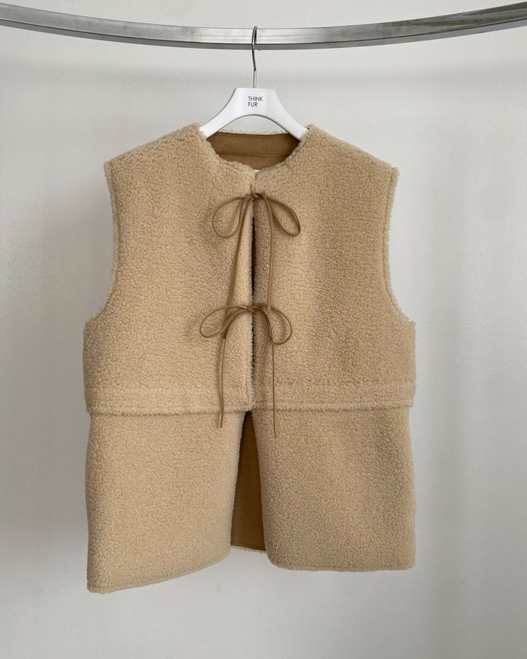 【先行予約】【26TH-15】ムートン調ボアショートベスト (ベージュ) Mouton Like Boa Short Vest (Beige) /  エコファー  /  フェイクファー 【受注期間6/14 23:59まで】