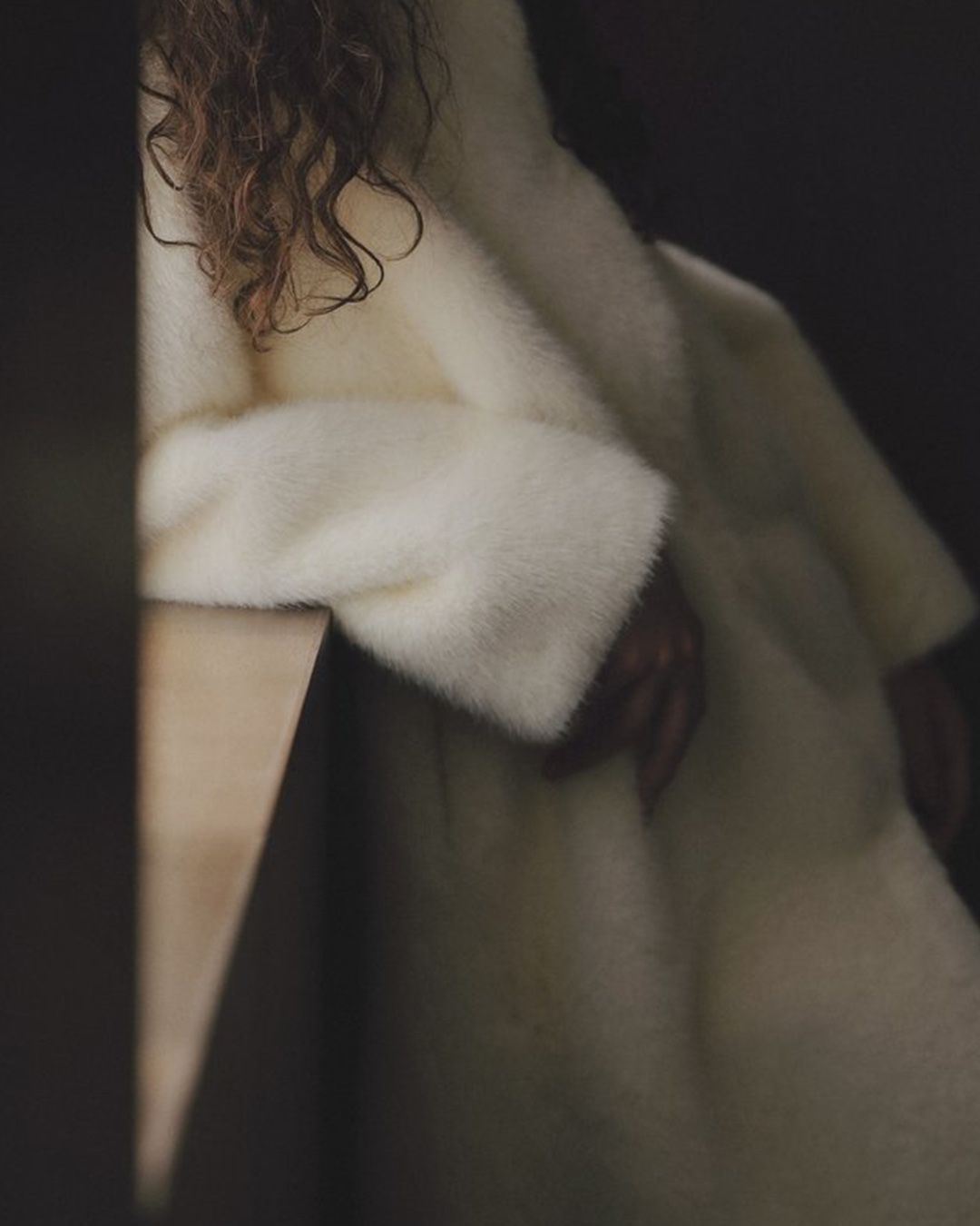 【先行予約】【26TH-13】ムートン調スムースファーロングコート (クリーム) Mouton Like Smooth Fur Long Coat (Cream) /  エコファー  /  フェイクファー 【受注期間6/14 23:59まで】