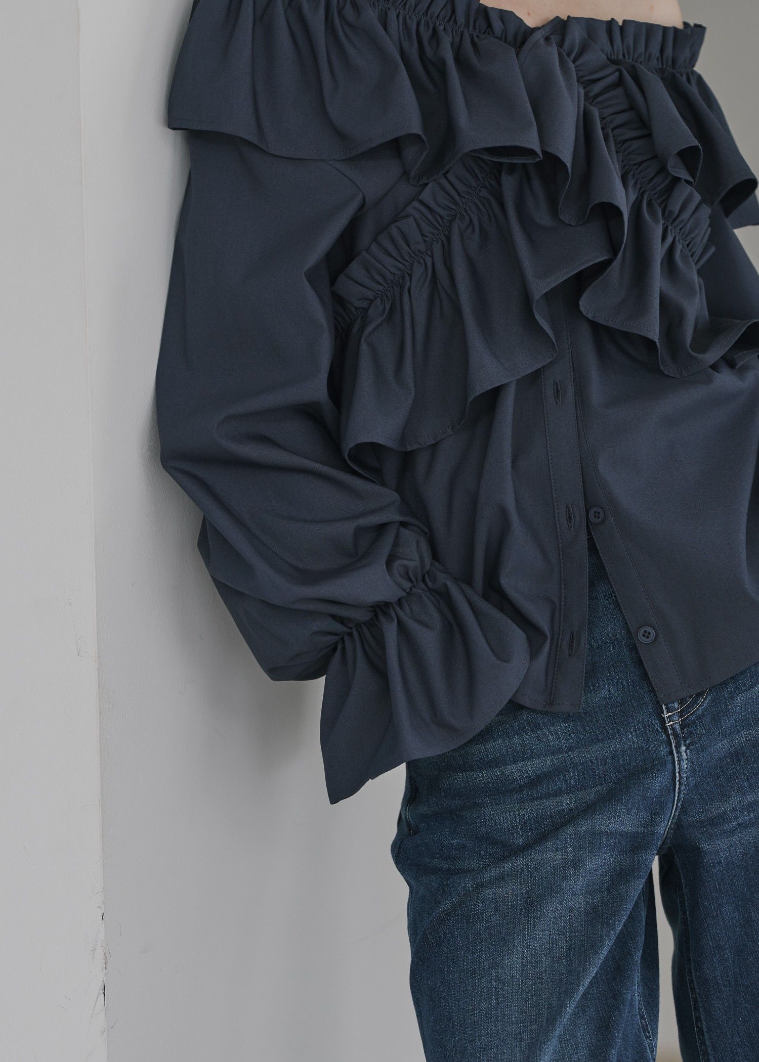 frill cross asymmetry BL / フリルクロス アシンメトリーブラウス (インディゴ) / 25AW