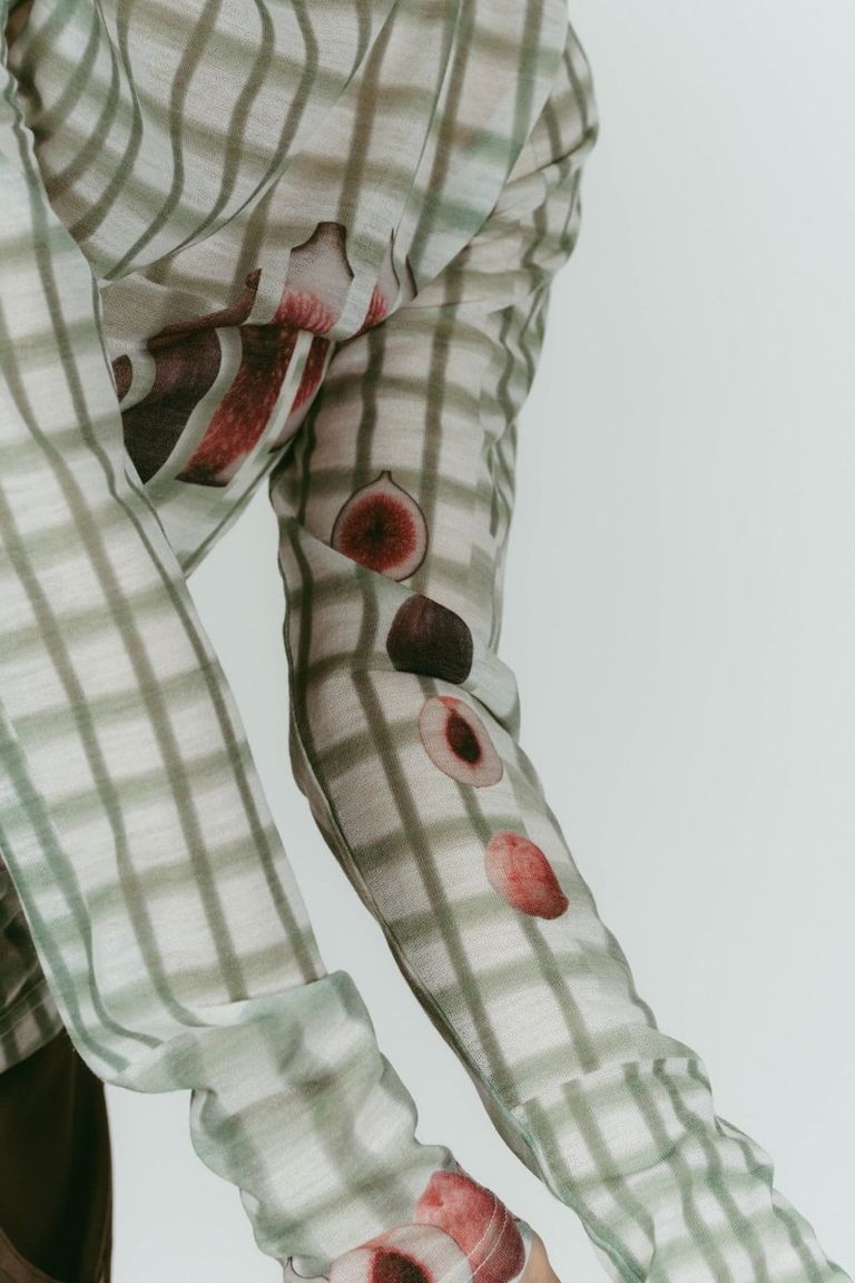 "1枚でセンシュアルに
インナーとしても、レイヤードにも。
透け感を活かしたスタイリングで、奥行きのある着こなしを楽しめる。