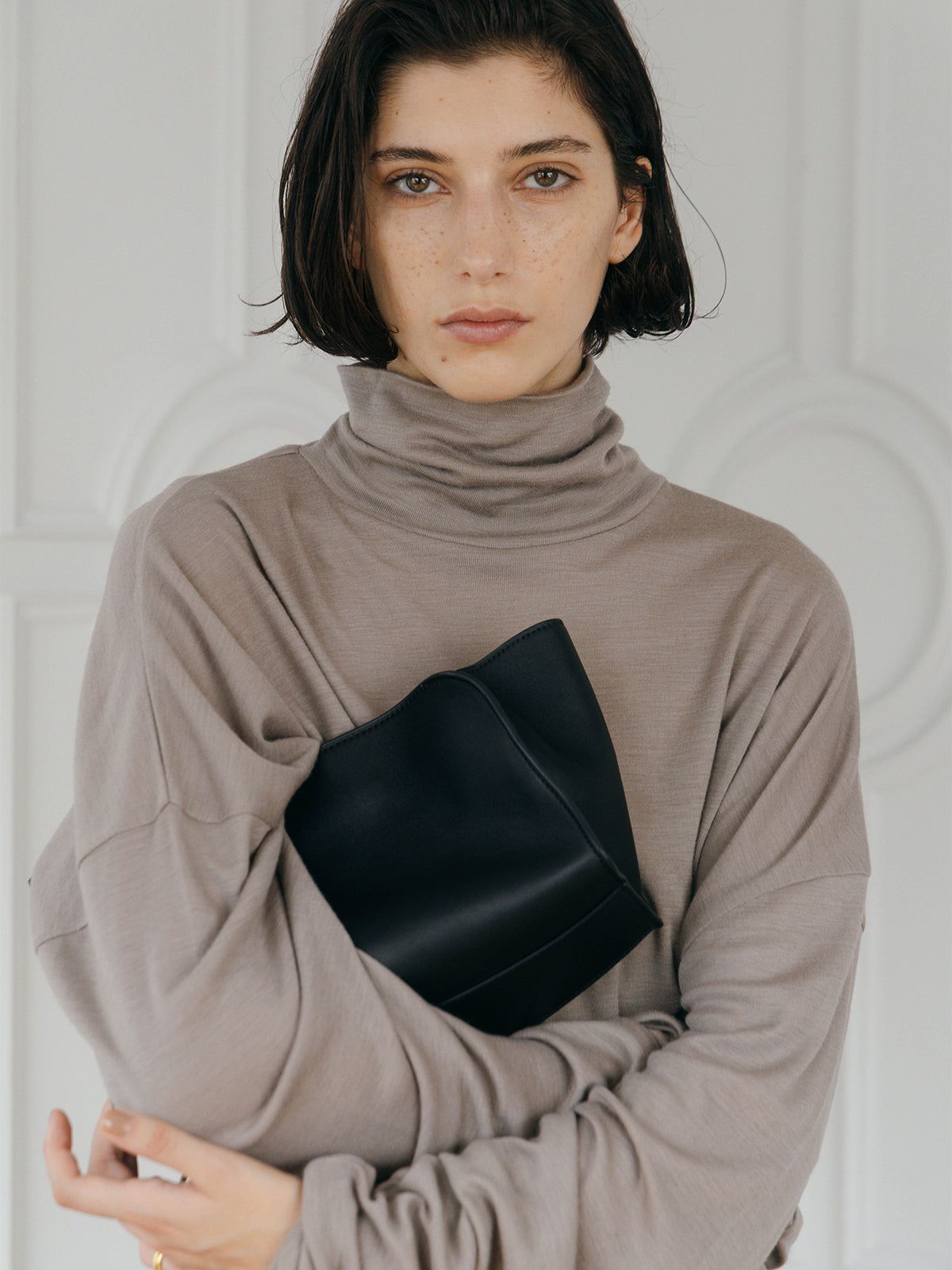 【BF割引対象12/2まで】【25AW】FINE WOOL OVER HIGH NECK TOPS / ファインウール ハイネックニットトップス  (ベージュ)