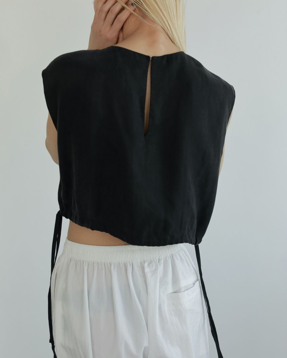 Sleeveless Drawstring Tops / スリーブレス ドロスト トップス (ブラック)