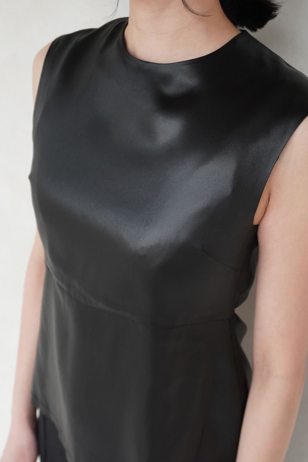 SATIN SLEEVELESS BLOUSE / サテンスリーブレスブラウス (ブラック)