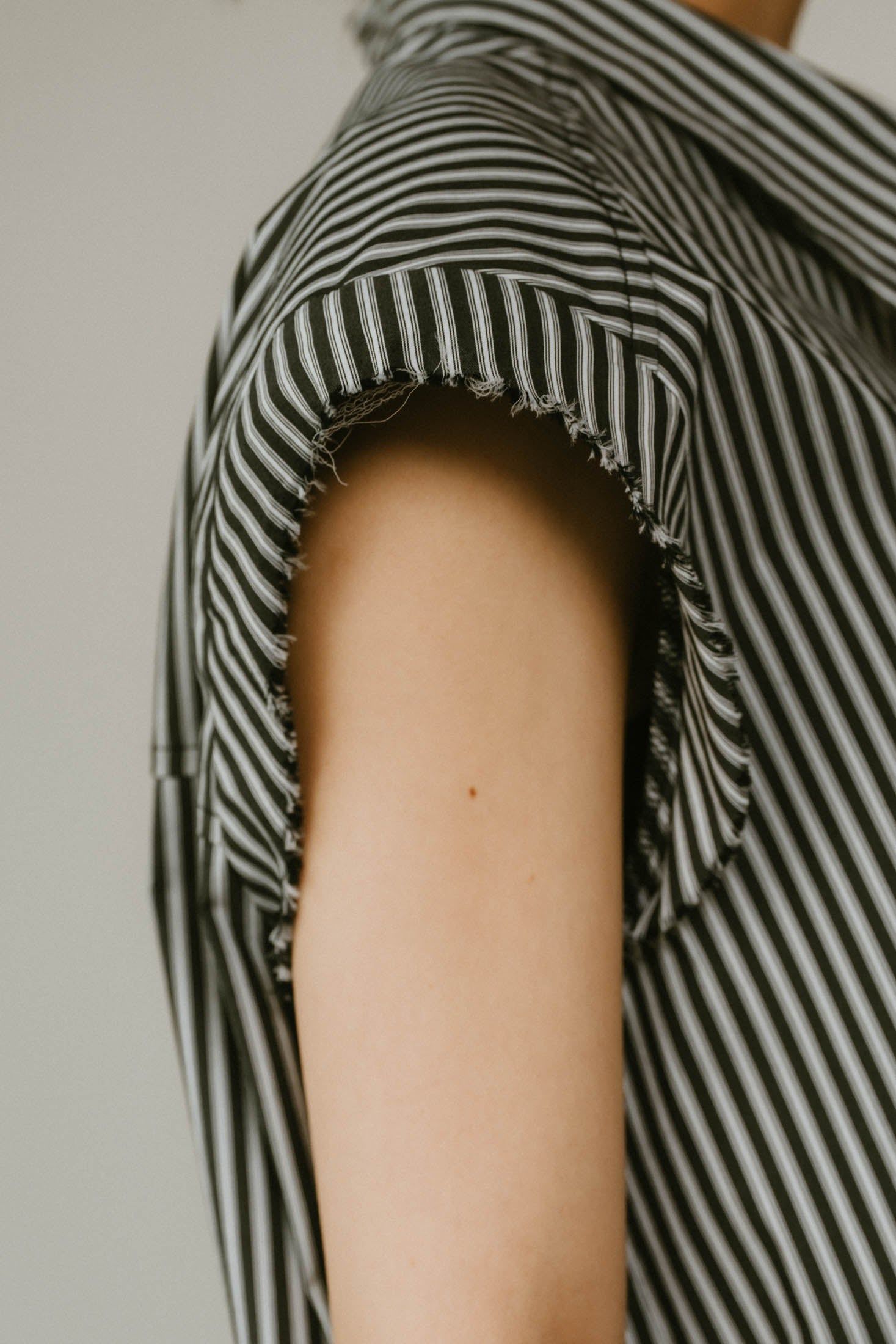 stripe label nosleeve shirt / ストライプ ラベル ノースリーブ シャツ (ブラックストライプ) / 25SS