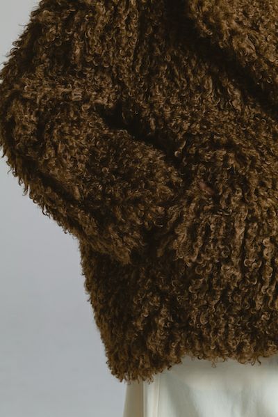 【25AW】CRINPED BOA MIDDLE COAT / クリンプドボアミドルコート (ブラウン)