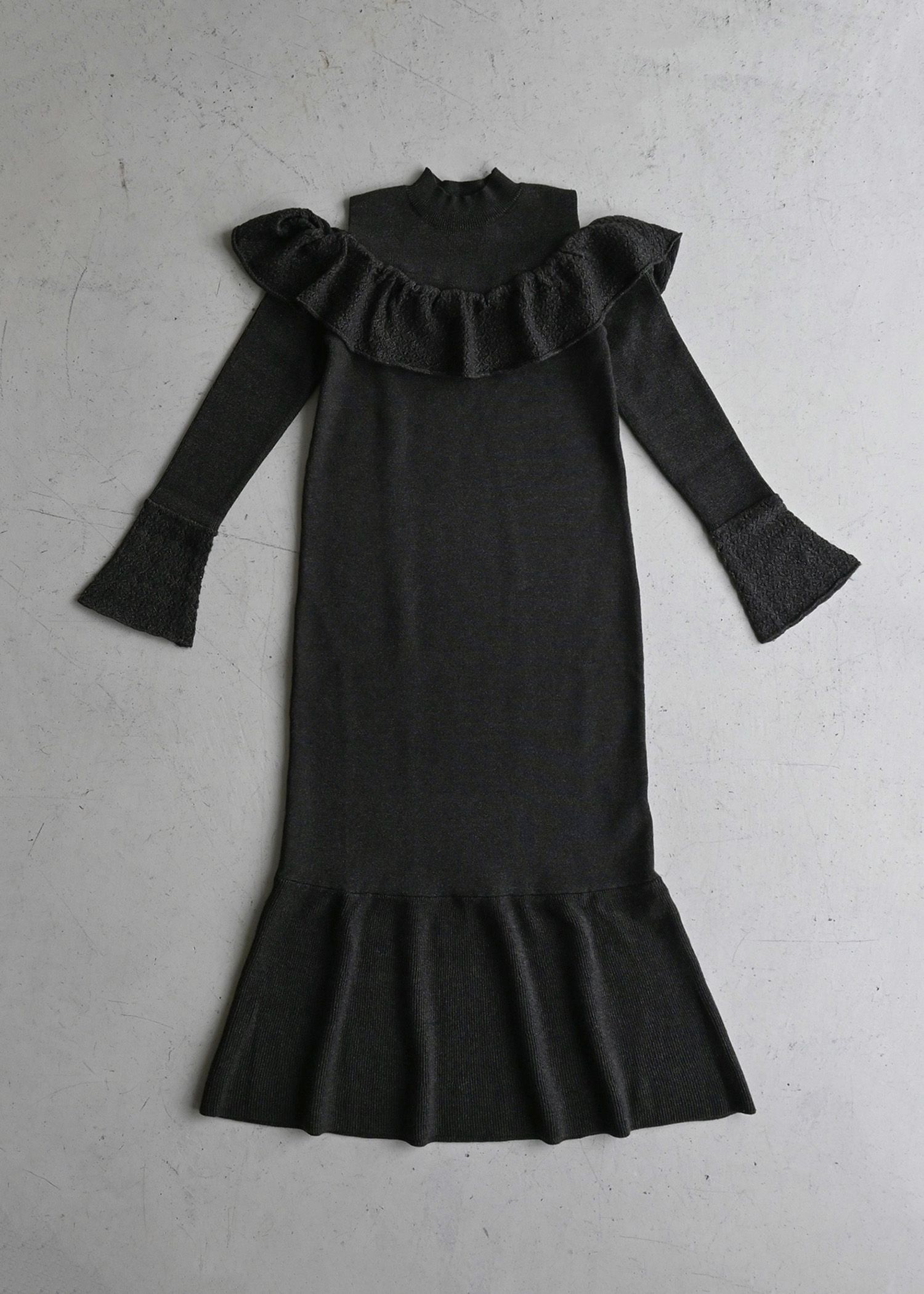 shoulder slit frill mermaid knit OP / ショルダースリットフリル マーメイドワンピース (ブラック) / 25AW /