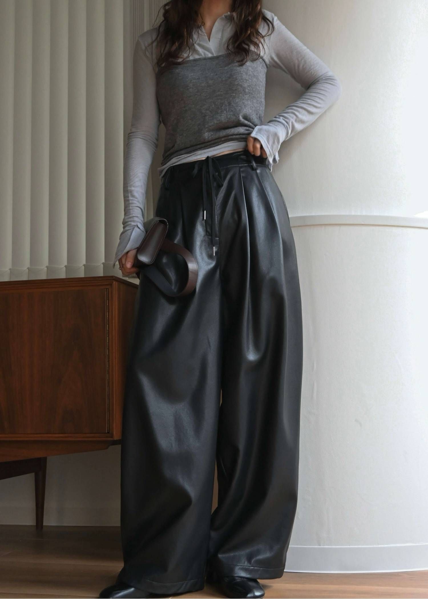 シンセティックレザーパンツ (ブラック) soft synthetic leather relaxed tuck PT (Black) /  26AW