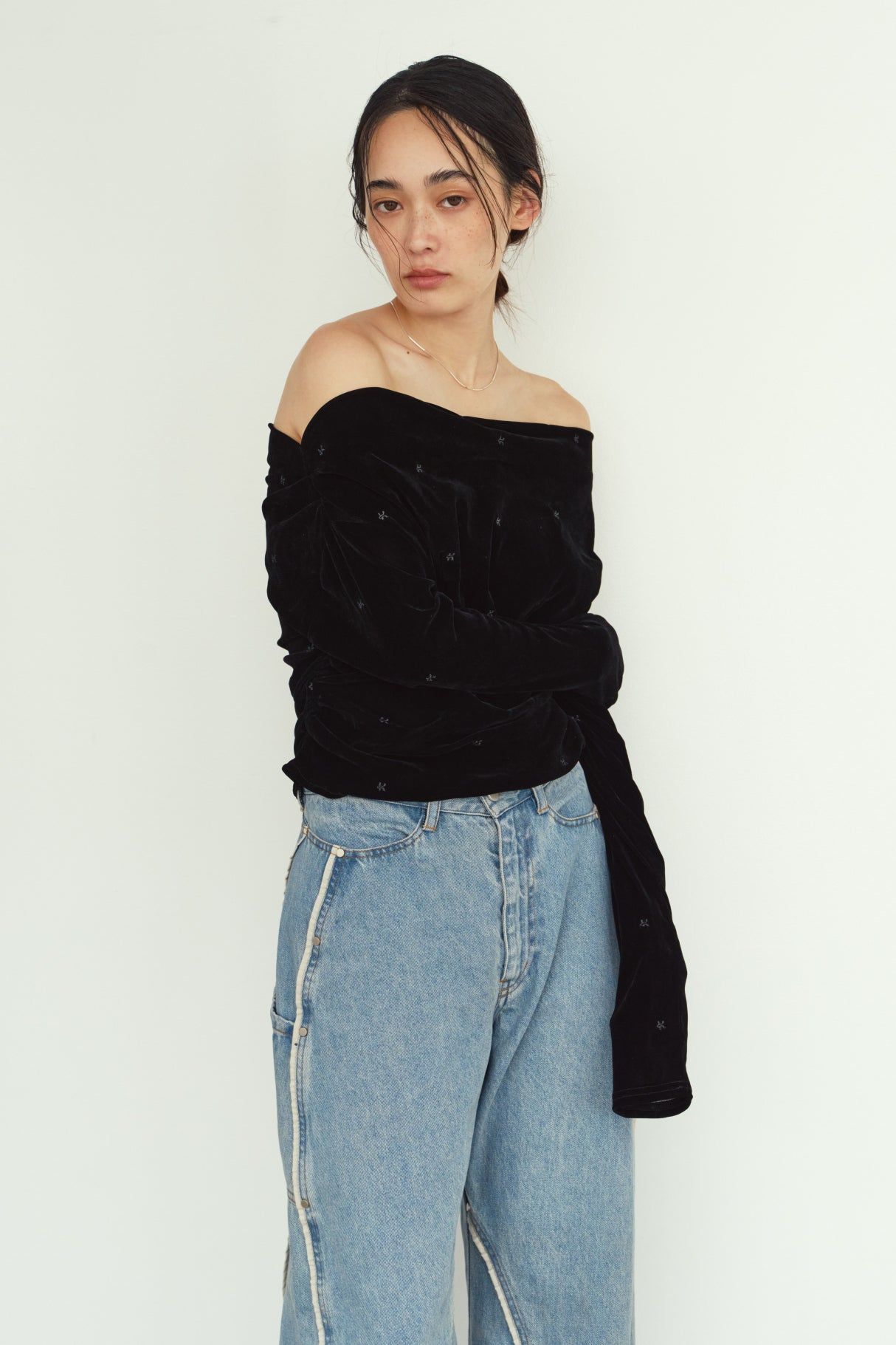 オフショルダー ベロアトップス (ブラック) off shoulder velour top (Black) / 26AW