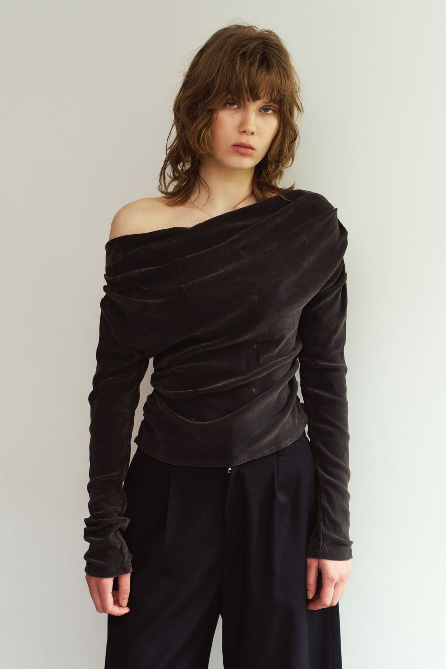 オフショルダー ベロアトップス (チャコール) off shoulder velour top (Charcoal) / 26AW