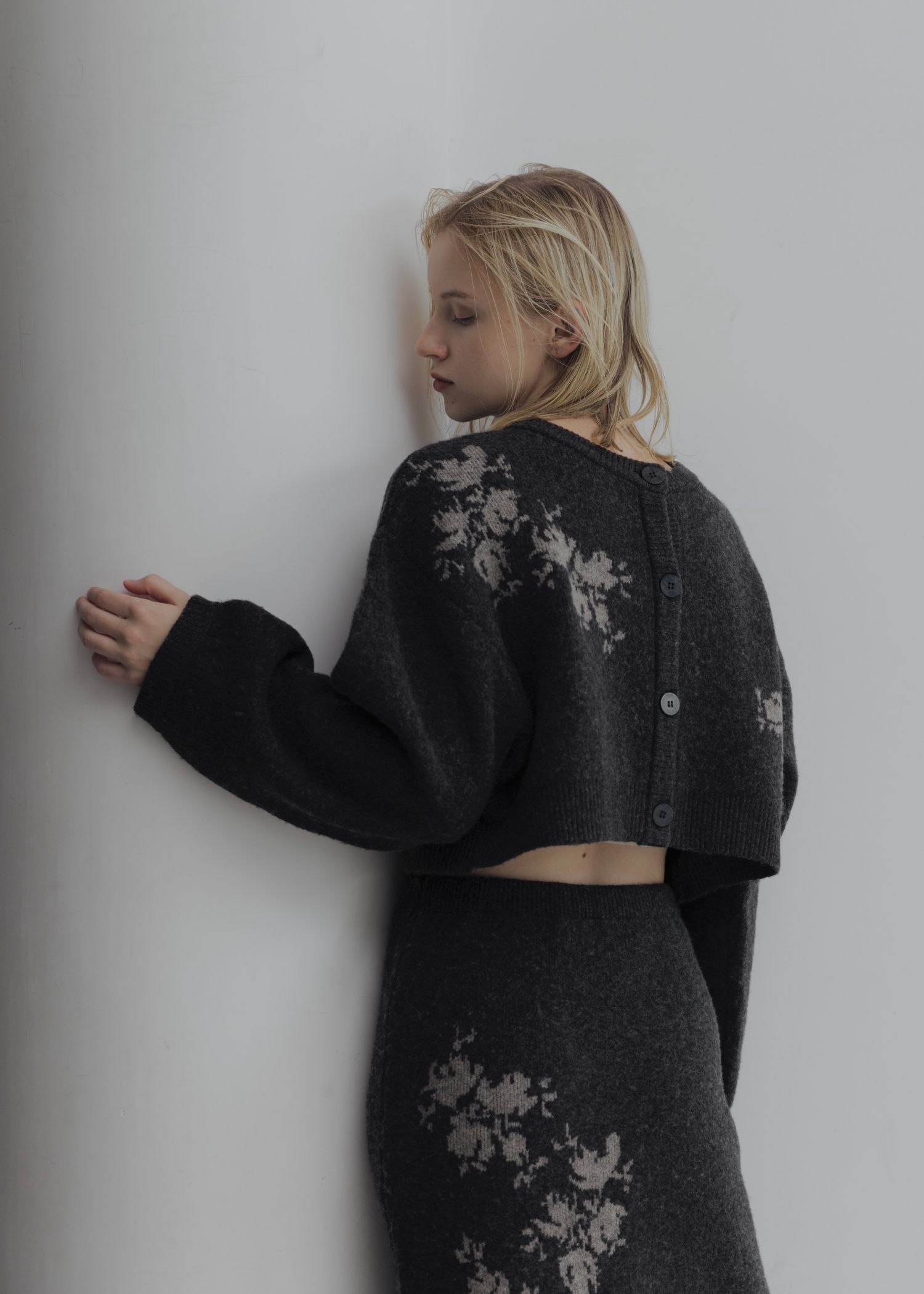 cropped flower jacquard knit cardigan / フラワージャガード ニットカーディガン (チャコール) / 25AW /