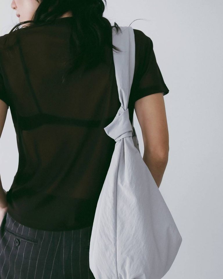 大き過ぎず細過ぎない、程良いコンパクトさで幅広いスタインリングに取り入れやすく、レイヤードにも活躍する一枚です。