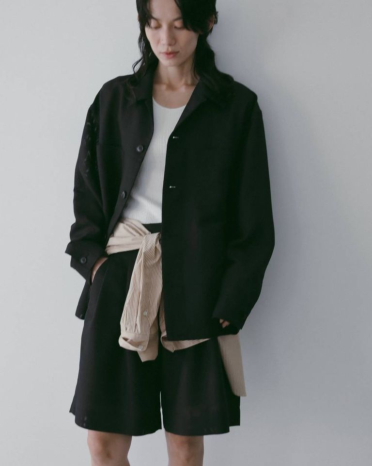 大きめのフロントボタンと胸元と脇にもポケットを付け、アウターっぽく仕上げたデザインが特長的。
同素材のTuck Half Pantsとセットアップで着ていただくのもおすすめ。