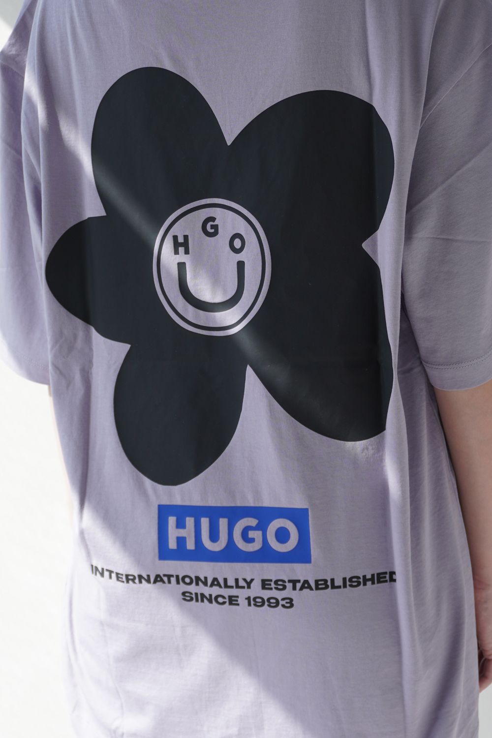 【HUGO BLUE】フラワープリントTシャツ (オープンパープル) / ユニセックス